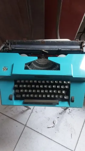 MÁQUINA DE ESCREVER PORTÁTIL