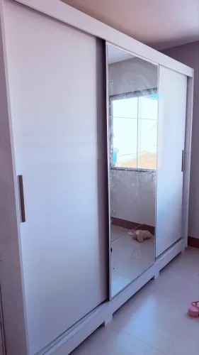 Guarda roupa casal com 6 gavetas e espelho