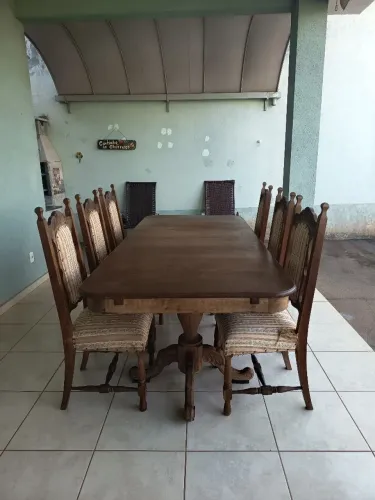 Mesa de madeira com 6 cadeiras 