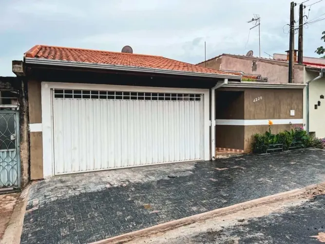 Casa à venda em Franca-SP, bairro Parque Santa Hilda - 3 quartos, 1 suíte, 3 salas, 3 banh