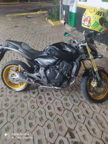 Vendo Hornet moto capa de revista 35,900 igual nas fotos ae