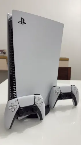 PS5 Digital + 2 controles 