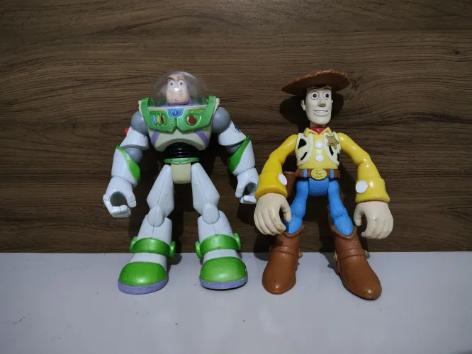 Bonecos Woody e Buzz Lightyear usados toy story