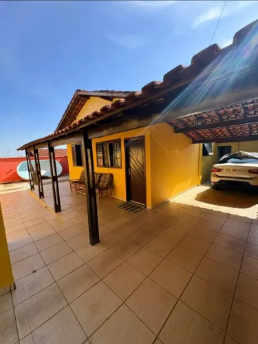 Casa ampla com 2 quartos, suíte, piscina, churrasqueira + garagem para 2 carros