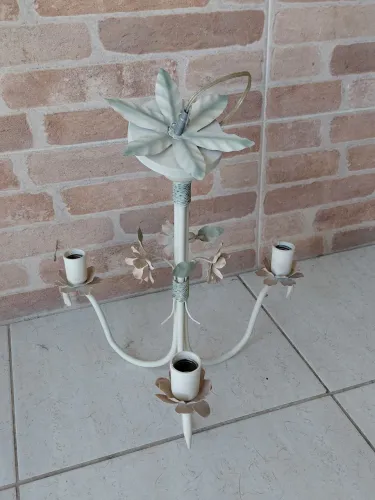 Lustre de ferro envelhecido com detalhes florais e três braços decorativos para lâmpadas