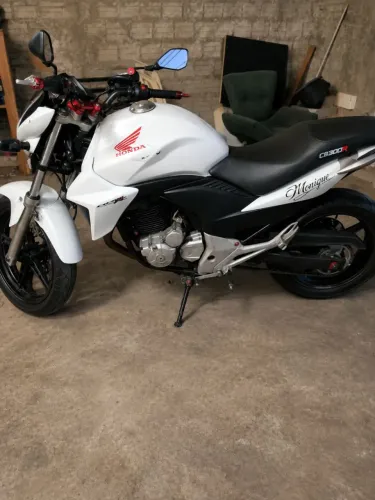 Vende se Cb300r 2012 no Valor de 5 mil Reais. Aceito proposta ? ZAP *