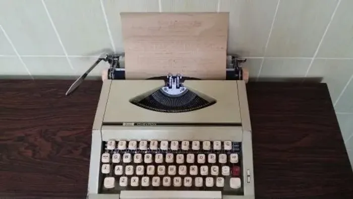 Máquina de Escrever Antiga da Marca Sears - Ideal para Colecionadores