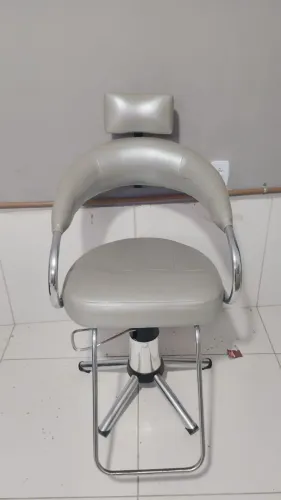 Vendo cadeira hidráulica giratória e lavatório semi novos