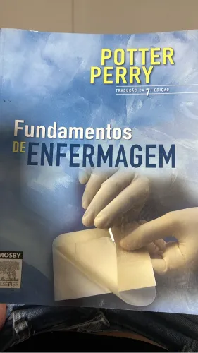 Vendo livros Potter e Brunner de enfermagem