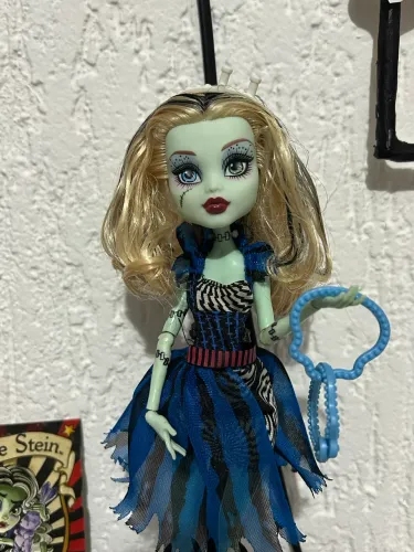 Boneca Monster High Frankie Stein - Freak Du Chic (Com Mini Poster / Card)