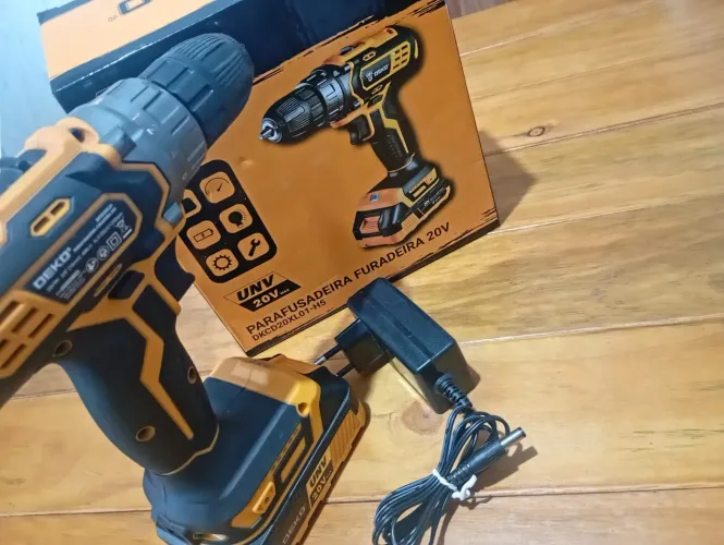 Parafusadeira e Furadeira DEKO 20V semi novo