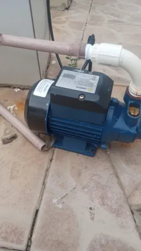 Vende-se uma caixa de água em uma bomba por 600 os dois a caixa de água e de 500 litros 