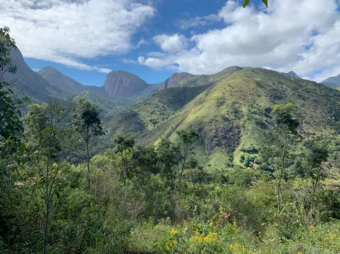 Localizado em condomínio de excelente padrão, envolvido por natureza impar e com vista ind