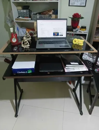 Mesa de escritório. Estilo industrial. 