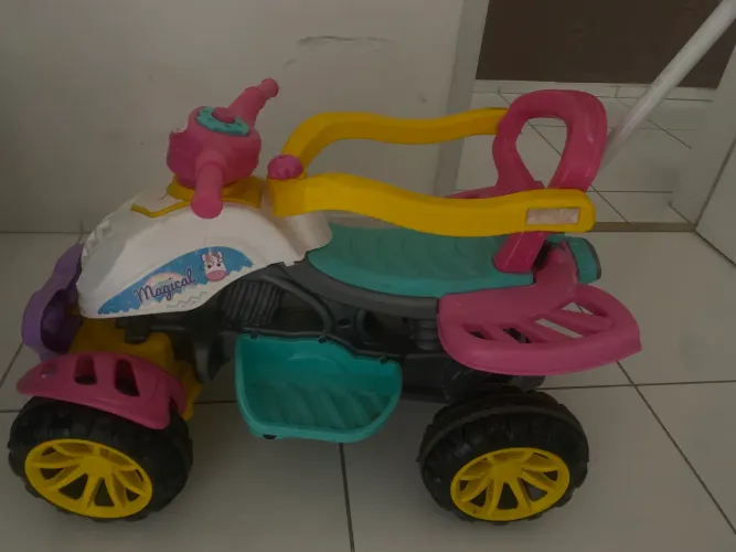 Carrinho de empurrar quadriciclo infantil