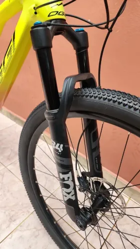 Quadro OGGI Cattura Pro T20 com Suspensões Fox 34 120mm guidao mesa e canote