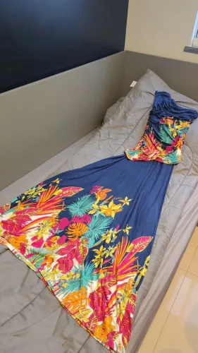 Vestido de malha floral de um ombro, veste 40 a 42!