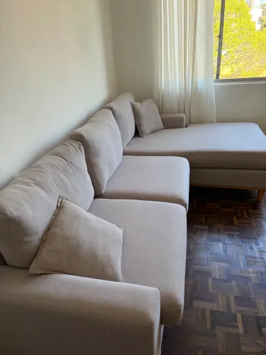 Sofá 4 lugares Com Chaise em Linho Champagne