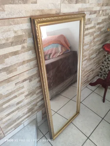 Espelho vintage com moldura entalhada finalizada com pintura dourada