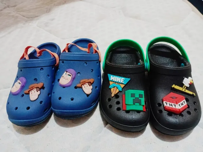 Sandalia crocs pouco uso 1 ou 2 veses cada uma 50 reais