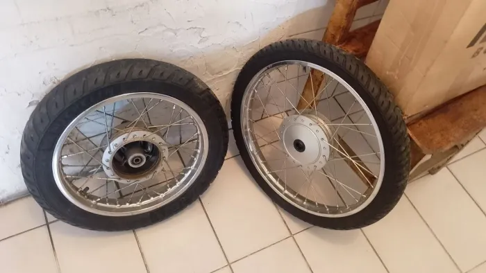 Duas rodas com pneus com câmera 