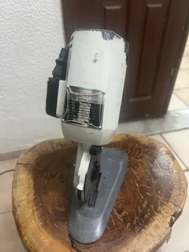 Máquina de cortar tecido SINGER 950C