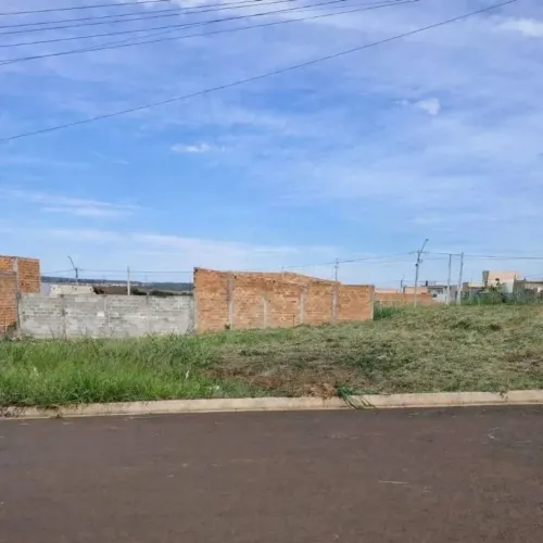 Venda de Terreno / Padrão na cidade de Araraquara
