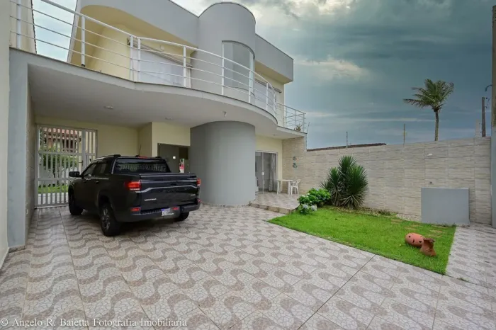 Sobrado à Venda em Estância Balneária Belmira Novaes, Peruíbe - SP