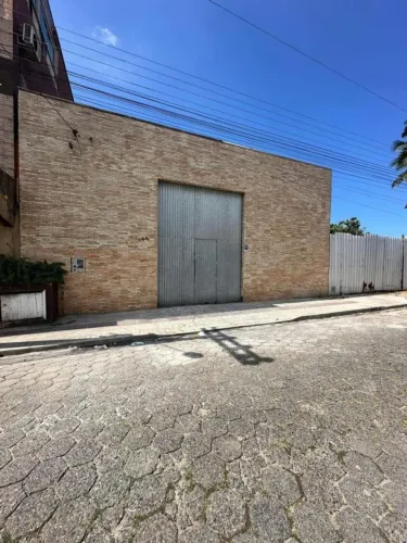 Galpão para Venda em Camboriú, Monte Alegre, 3 banheiros