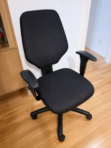 Cadeira de Escritório Ergonômica com Braços Reguláveis - Bom Estado