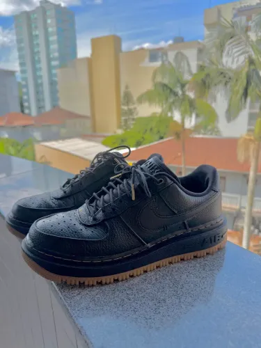 Tênis Nike Air Force 1 Luxe Black Gum 42