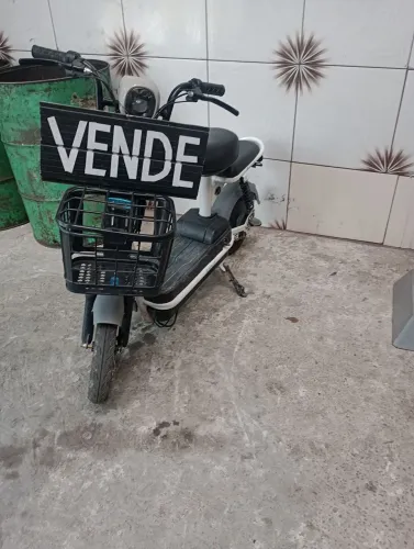 Vende-se uma moto elétrica 