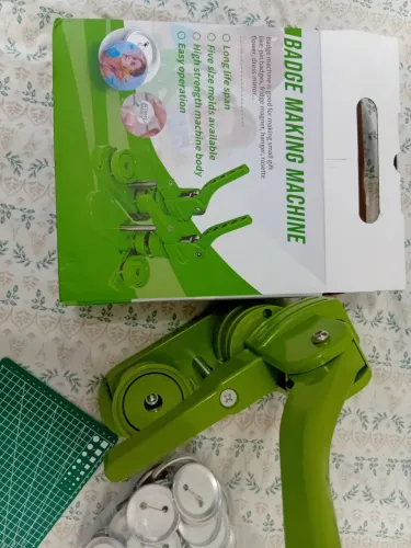 Máquina de bottons 58mm, acompanhando já os bottons para personalizar