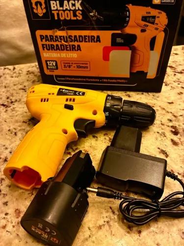 Parafusadeira furadeira the black tools Tb12a 3/8 A bateria cor amarelo frequência 60hz