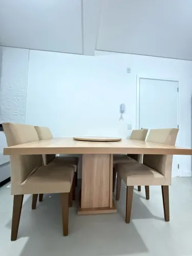 Mesa de jantar com cadeiras