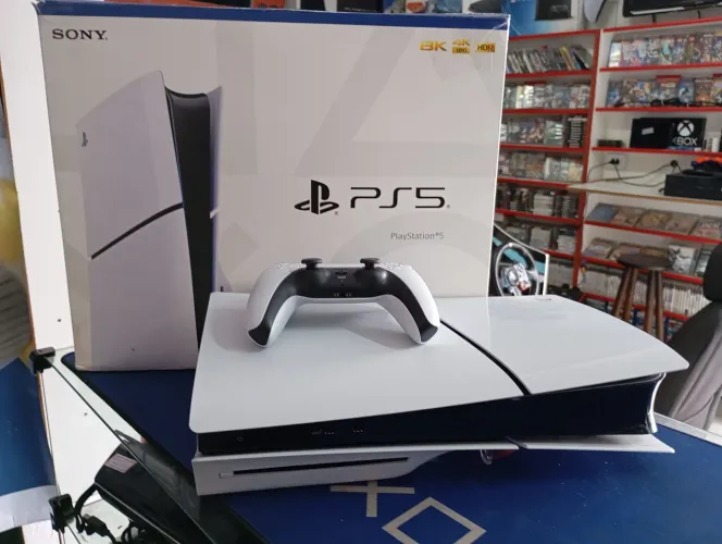 PS5 SLIM 1TB C/ LEITOR. ACEITO PS4 SLIM OU SÉRIES S + VOLTA. LOJA FÍSICA.