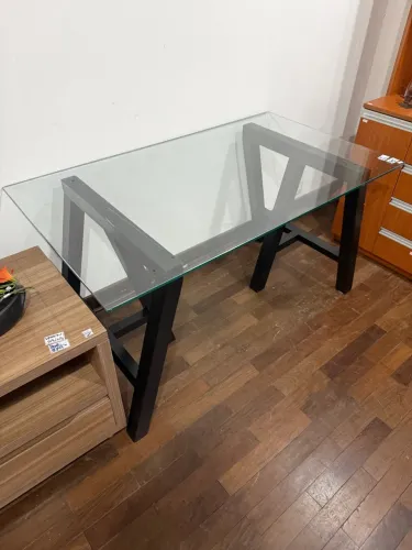 Mesa com base em madeira e tampo em vidro 1mm - 0,73x1,30x0,65
