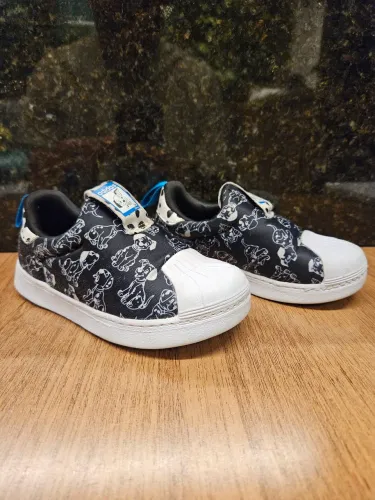Tênis infantil Adidas Superstar 360, versão limitada 101 Dálmatas, parceria com a Disney.
