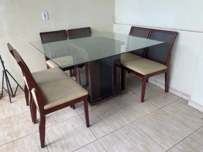 Mesa de vidro  8 cadeiras de eucalipto