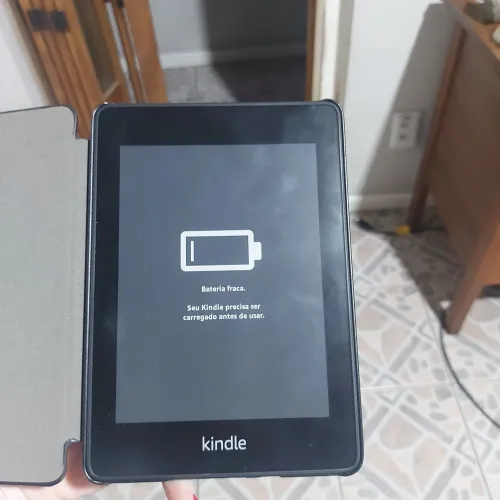 Vendo kindle quase nao usei _ nao pe adaptei _ tem capa ....