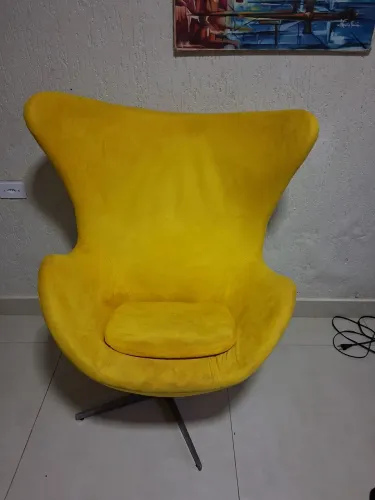 Cadeira egg em bom estado