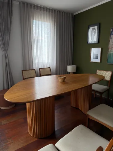 Mesa de jantar design orgânico  6 lugares, pé de madeira maciça 