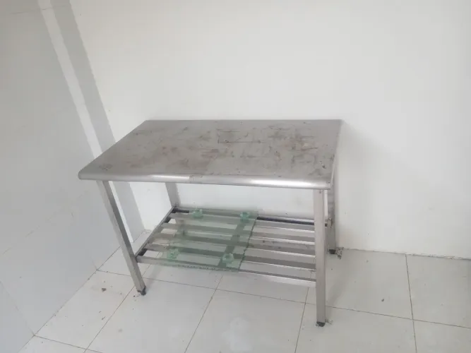 Forno, armário e mesa de padaria