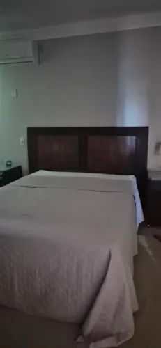 Jogo cama Queen com 02 mesas cabeceira madeira maciça