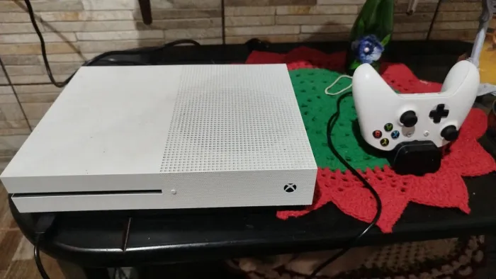 Xbox One S 1TB, 2 controles, Carregador com Bateria nos controles e 1 jogo Red dead 2