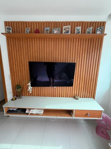 Painel de TV Ripado com Rack Suspenso