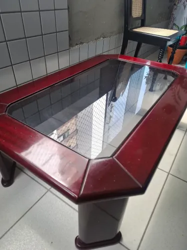 Mesa de centro com tampa de vidro