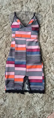VESTIDO CURTO ESTAMPADO COM RENDA