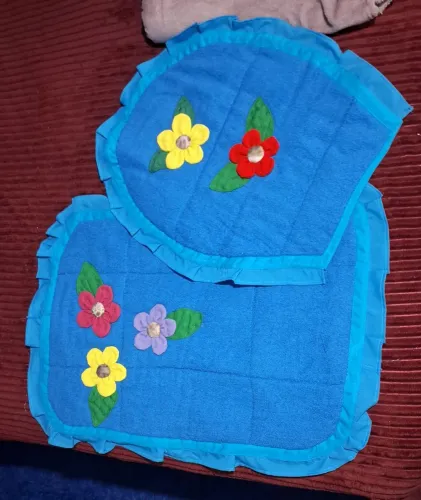 Jogo de tapete e capa para vaso sanitário com flores