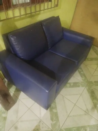 conjunto de sofás 3 lugares + 2 lugares, revestidos em courino/couro sintético azul.